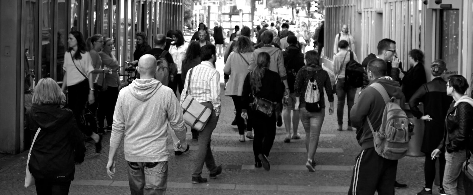 muitas pessoas andando na rua