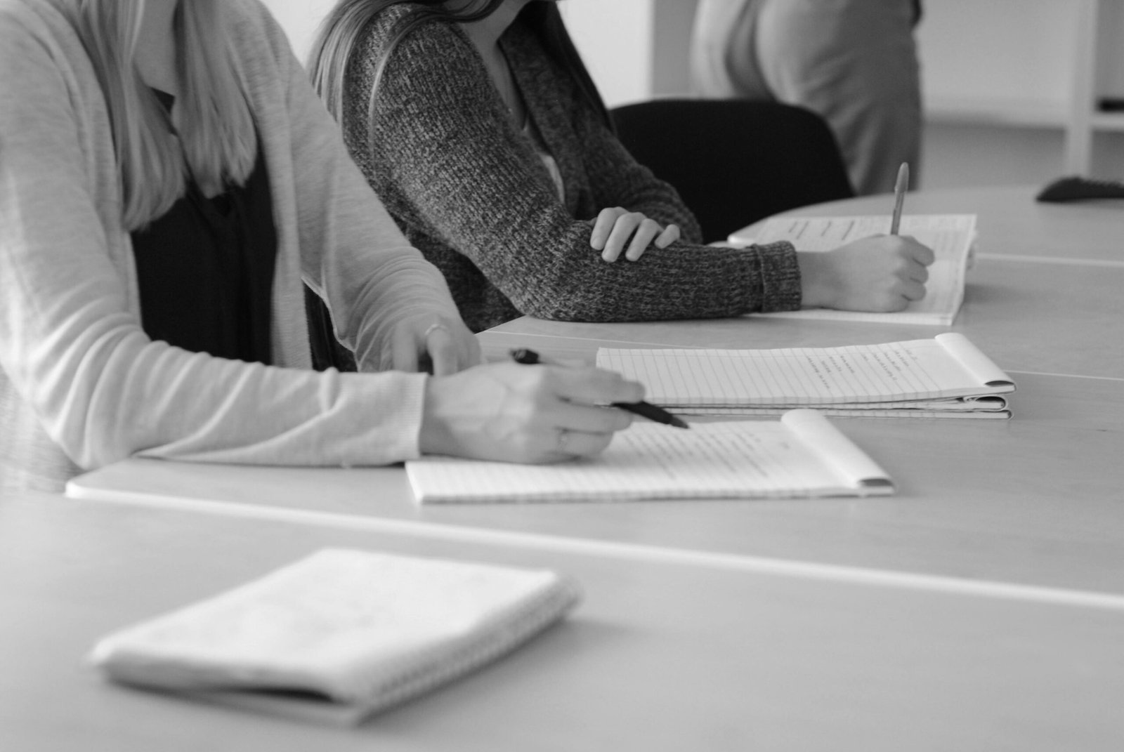 alunos escrevendo em caderno