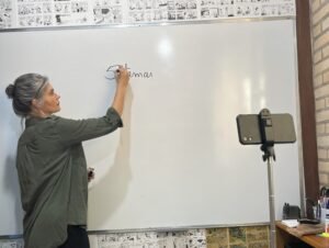 Professora escrevendo na lousa
