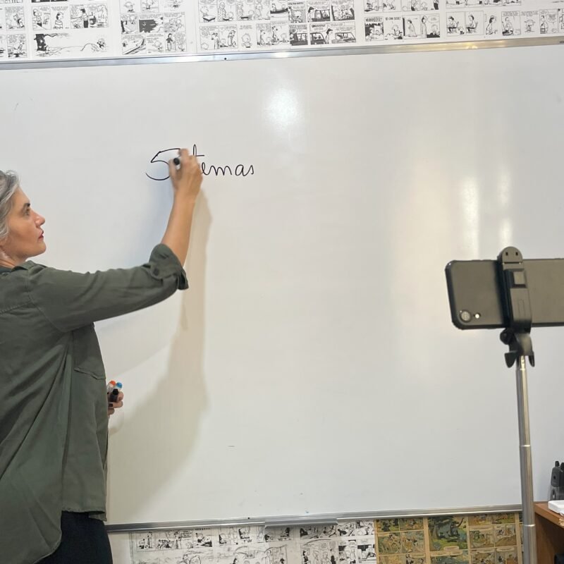 Professora escrevendo na lousa
