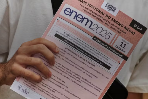 Candidato segurando o caderno de questões do Enem 2025