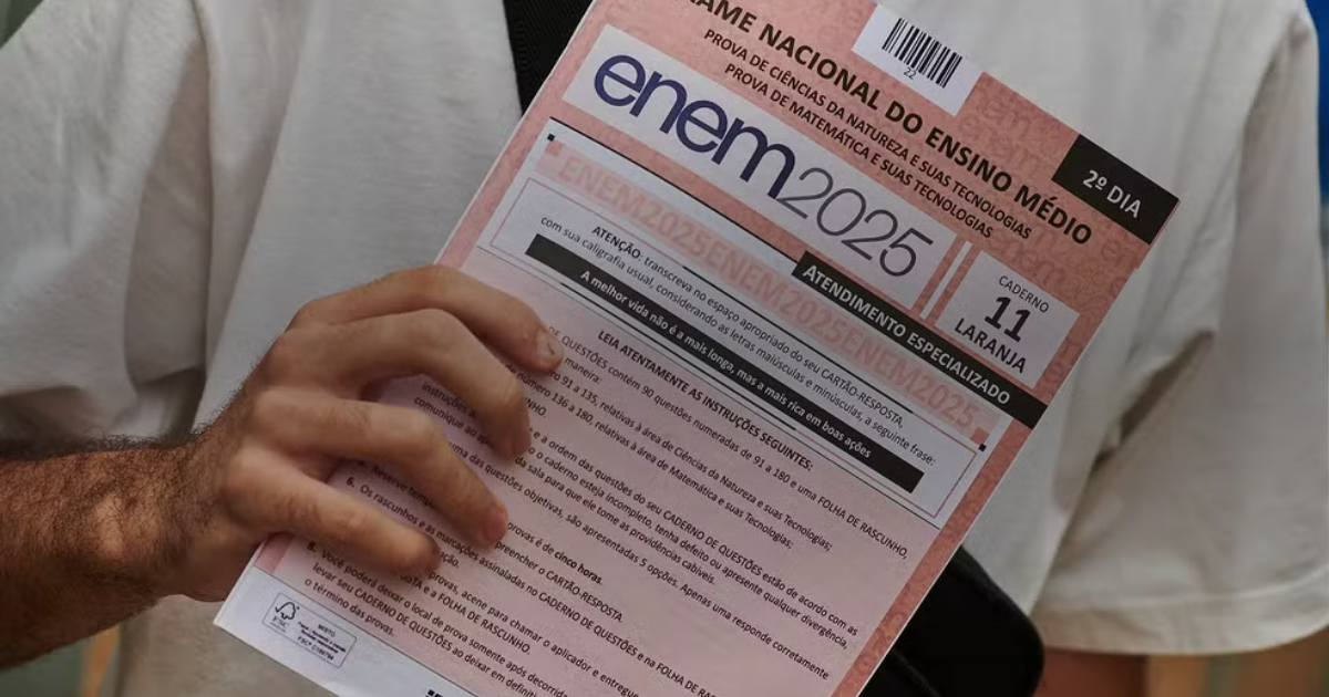 Candidato segurando o caderno de questões do Enem 2025