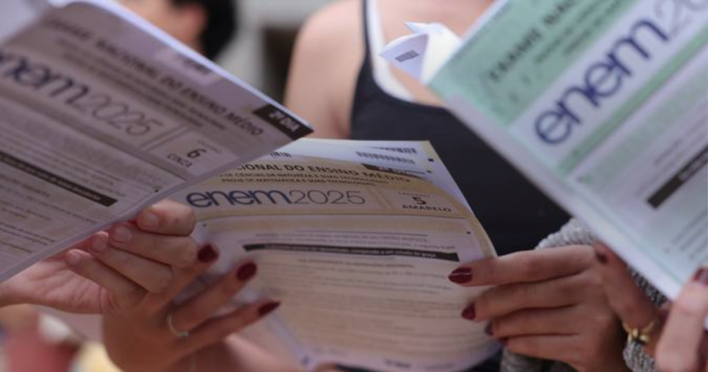 Candidatos segurando os cadernos de prova do Enem 2025