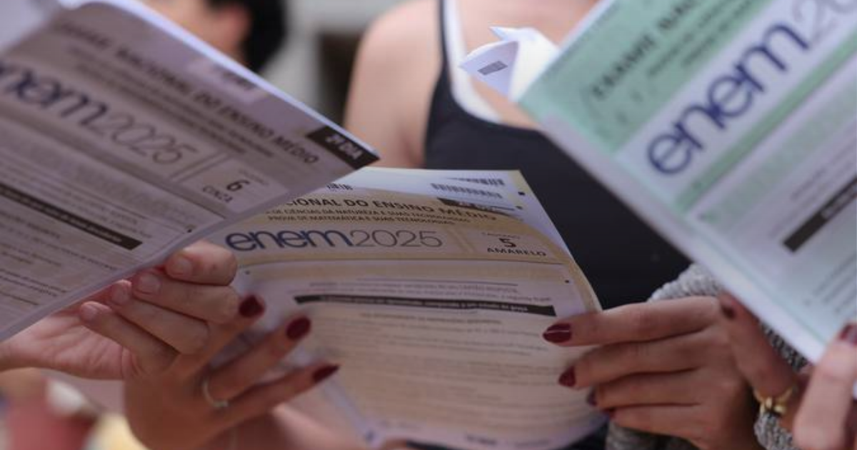 Candidatos segurando os cadernos de prova do Enem 2025